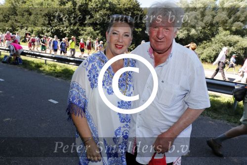 Wijchen 20 juli 2017
Willibrorf Frequin loopt de 100e vierdaagse van Nijmegen. Zijn vriendin Gesina stond naast de kant met drank en hapjes. Willibrord moest met veel fans op de foto. dag 2