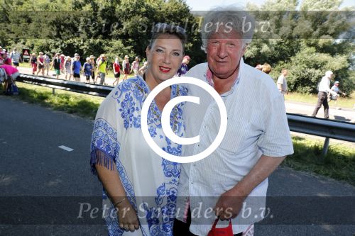 Wijchen 20 juli 2017
Willibrorf Frequin loopt de 100e vierdaagse van Nijmegen. Zijn vriendin Gesina stond naast de kant met drank en hapjes. Willibrord moest met veel fans op de foto. dag 2