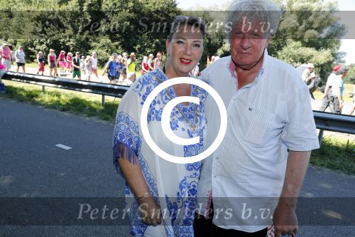 Wijchen 20 juli 2017
Willibrorf Frequin loopt de 100e vierdaagse van Nijmegen. Zijn vriendin Gesina stond naast de kant met drank en hapjes. Willibrord moest met veel fans op de foto. dag 2