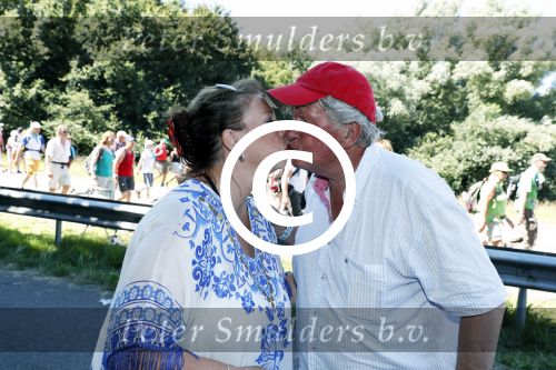 Wijchen 20 juli 2017
Willibrorf Frequin loopt de 100e vierdaagse van Nijmegen. Zijn vriendin Gesina stond naast de kant met drank en hapjes. Willibrord moest met veel fans op de foto. dag 2