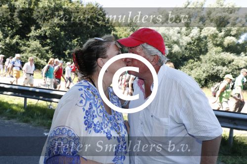 Wijchen 20 juli 2017
Willibrorf Frequin loopt de 100e vierdaagse van Nijmegen. Zijn vriendin Gesina stond naast de kant met drank en hapjes. Willibrord moest met veel fans op de foto. dag 2