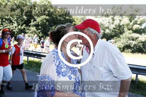 Wijchen 20 juli 2017
Willibrorf Frequin loopt de 100e vierdaagse van Nijmegen. Zijn vriendin Gesina stond naast de kant met drank en hapjes. Willibrord moest met veel fans op de foto. dag 2