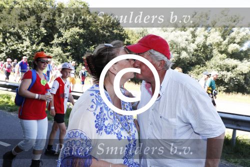 Wijchen 20 juli 2017
Willibrorf Frequin loopt de 100e vierdaagse van Nijmegen. Zijn vriendin Gesina stond naast de kant met drank en hapjes. Willibrord moest met veel fans op de foto. dag 2
