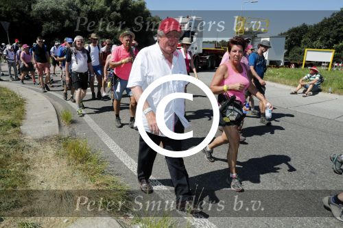 Wijchen 20 juli 2017
Willibrorf Frequin loopt de 100e vierdaagse van Nijmegen. Zijn vriendin Gesina stond naast de kant met drank en hapjes. Willibrord moest met veel fans op de foto. dag 2