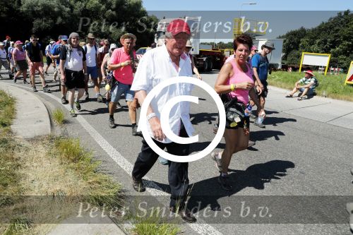Wijchen 20 juli 2017
Willibrorf Frequin loopt de 100e vierdaagse van Nijmegen. Zijn vriendin Gesina stond naast de kant met drank en hapjes. Willibrord moest met veel fans op de foto. dag 2