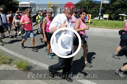 Wijchen 20 juli 2017
Willibrorf Frequin loopt de 100e vierdaagse van Nijmegen. Zijn vriendin Gesina stond naast de kant met drank en hapjes. Willibrord moest met veel fans op de foto. dag 2