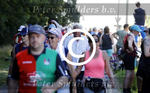 Wijchen 20 juli 2017
Willibrorf Frequin loopt de 100e vierdaagse van Nijmegen. Zijn vriendin Gesina stond naast de kant met drank en hapjes. Willibrord moest met veel fans op de foto. dag 2