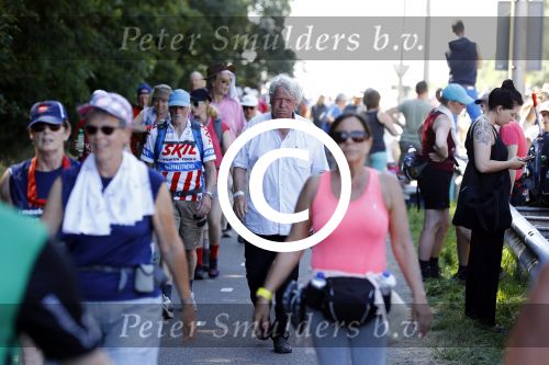 Wijchen 20 juli 2017
Willibrorf Frequin loopt de 100e vierdaagse van Nijmegen. Zijn vriendin Gesina stond naast de kant met drank en hapjes. Willibrord moest met veel fans op de foto. dag 2