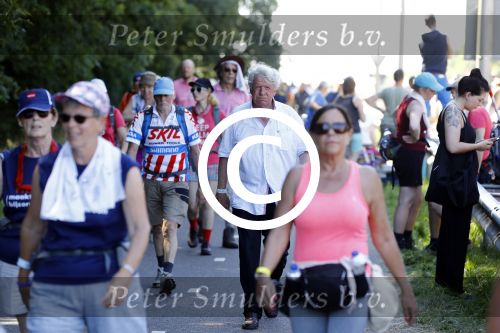 Wijchen 20 juli 2017
Willibrorf Frequin loopt de 100e vierdaagse van Nijmegen. Zijn vriendin Gesina stond naast de kant met drank en hapjes. Willibrord moest met veel fans op de foto. dag 2
