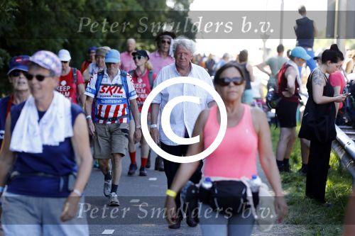 Wijchen 20 juli 2017
Willibrorf Frequin loopt de 100e vierdaagse van Nijmegen. Zijn vriendin Gesina stond naast de kant met drank en hapjes. Willibrord moest met veel fans op de foto. dag 2