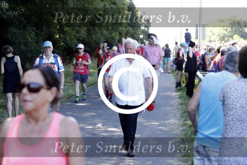 Wijchen 20 juli 2017
Willibrorf Frequin loopt de 100e vierdaagse van Nijmegen. Zijn vriendin Gesina stond naast de kant met drank en hapjes. Willibrord moest met veel fans op de foto. dag 2