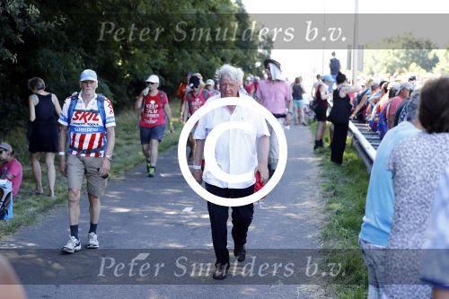Wijchen 20 juli 2017
Willibrorf Frequin loopt de 100e vierdaagse van Nijmegen. Zijn vriendin Gesina stond naast de kant met drank en hapjes. Willibrord moest met veel fans op de foto. dag 2