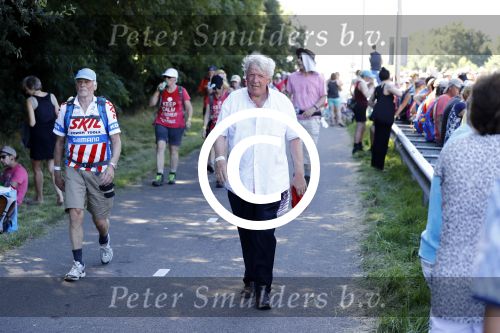 Wijchen 20 juli 2017
Willibrorf Frequin loopt de 100e vierdaagse van Nijmegen. Zijn vriendin Gesina stond naast de kant met drank en hapjes. Willibrord moest met veel fans op de foto. dag 2