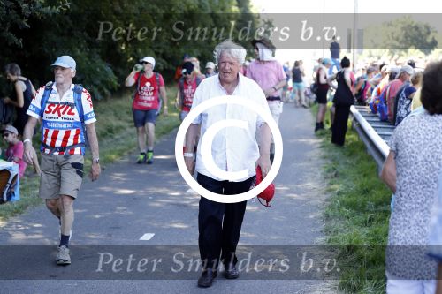 Wijchen 20 juli 2017
Willibrorf Frequin loopt de 100e vierdaagse van Nijmegen. Zijn vriendin Gesina stond naast de kant met drank en hapjes. Willibrord moest met veel fans op de foto. dag 2