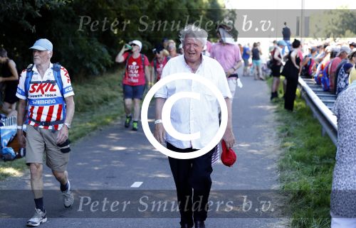 Wijchen 20 juli 2017
Willibrorf Frequin loopt de 100e vierdaagse van Nijmegen. Zijn vriendin Gesina stond naast de kant met drank en hapjes. Willibrord moest met veel fans op de foto. dag 2