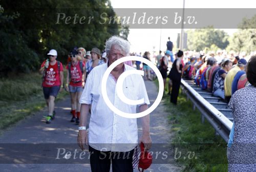 Wijchen 20 juli 2017
Willibrorf Frequin loopt de 100e vierdaagse van Nijmegen. Zijn vriendin Gesina stond naast de kant met drank en hapjes. Willibrord moest met veel fans op de foto. dag 2