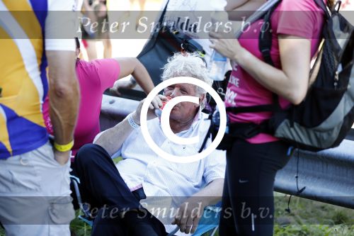 Wijchen 20 juli 2017
Willibrorf Frequin loopt de 100e vierdaagse van Nijmegen. Zijn vriendin Gesina stond naast de kant met drank en hapjes. Willibrord moest met veel fans op de foto. dag 2
