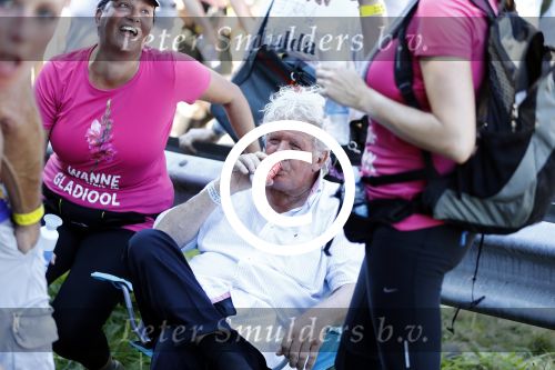 Wijchen 20 juli 2017
Willibrorf Frequin loopt de 100e vierdaagse van Nijmegen. Zijn vriendin Gesina stond naast de kant met drank en hapjes. Willibrord moest met veel fans op de foto. dag 2