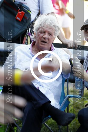 Wijchen 20 juli 2017
Willibrorf Frequin loopt de 100e vierdaagse van Nijmegen. Zijn vriendin Gesina stond naast de kant met drank en hapjes. Willibrord moest met veel fans op de foto. dag 2