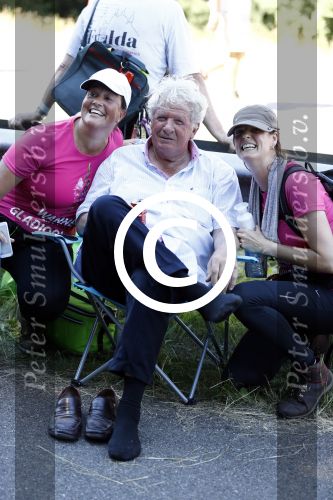 Wijchen 20 juli 2017
Willibrorf Frequin loopt de 100e vierdaagse van Nijmegen. Zijn vriendin Gesina stond naast de kant met drank en hapjes. Willibrord moest met veel fans op de foto. dag 2