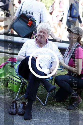 Wijchen 20 juli 2017
Willibrorf Frequin loopt de 100e vierdaagse van Nijmegen. Zijn vriendin Gesina stond naast de kant met drank en hapjes. Willibrord moest met veel fans op de foto. dag 2