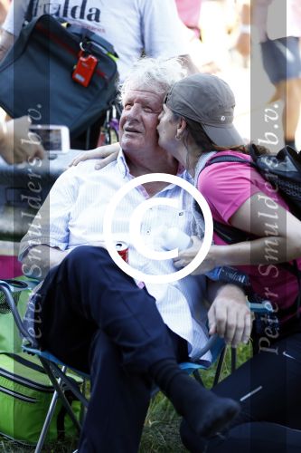 Wijchen 20 juli 2017
Willibrorf Frequin loopt de 100e vierdaagse van Nijmegen. Zijn vriendin Gesina stond naast de kant met drank en hapjes. Willibrord moest met veel fans op de foto. dag 2