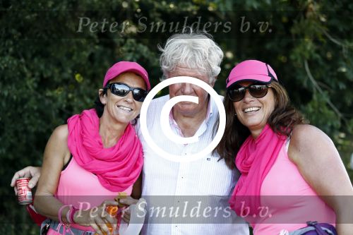 Wijchen 20 juli 2017
Willibrorf Frequin loopt de 100e vierdaagse van Nijmegen. Zijn vriendin Gesina stond naast de kant met drank en hapjes. Willibrord moest met veel fans op de foto. dag 2