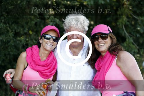 Wijchen 20 juli 2017
Willibrorf Frequin loopt de 100e vierdaagse van Nijmegen. Zijn vriendin Gesina stond naast de kant met drank en hapjes. Willibrord moest met veel fans op de foto. dag 2