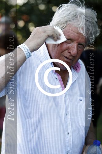 Wijchen 20 juli 2017
Willibrorf Frequin loopt de 100e vierdaagse van Nijmegen. Zijn vriendin Gesina stond naast de kant met drank en hapjes. Willibrord moest met veel fans op de foto. dag 2