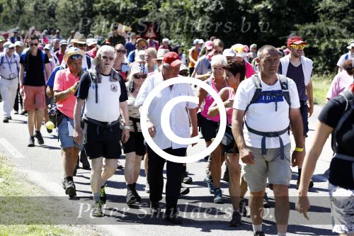 Wijchen 20 juli 2017
Willibrorf Frequin loopt de 100e vierdaagse van Nijmegen. Zijn vriendin Gesina stond naast de kant met drank en hapjes. Willibrord moest met veel fans op de foto. dag 2