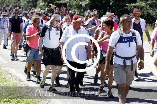 Wijchen 20 juli 2017
Willibrorf Frequin loopt de 100e vierdaagse van Nijmegen. Zijn vriendin Gesina stond naast de kant met drank en hapjes. Willibrord moest met veel fans op de foto. dag 2
