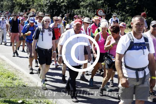 Wijchen 20 juli 2017
Willibrorf Frequin loopt de 100e vierdaagse van Nijmegen. Zijn vriendin Gesina stond naast de kant met drank en hapjes. Willibrord moest met veel fans op de foto. dag 2