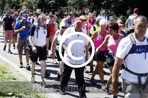 Wijchen 20 juli 2017
Willibrorf Frequin loopt de 100e vierdaagse van Nijmegen. Zijn vriendin Gesina stond naast de kant met drank en hapjes. Willibrord moest met veel fans op de foto. dag 2