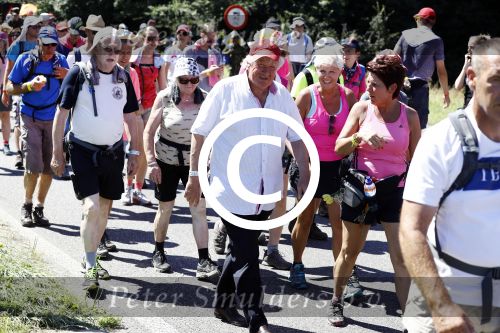 Wijchen 20 juli 2017
Willibrorf Frequin loopt de 100e vierdaagse van Nijmegen. Zijn vriendin Gesina stond naast de kant met drank en hapjes. Willibrord moest met veel fans op de foto. dag 2