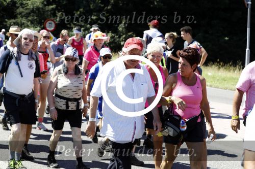 Wijchen 20 juli 2017
Willibrorf Frequin loopt de 100e vierdaagse van Nijmegen. Zijn vriendin Gesina stond naast de kant met drank en hapjes. Willibrord moest met veel fans op de foto. dag 2