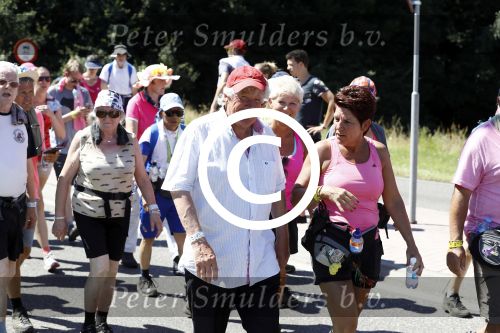 Wijchen 20 juli 2017
Willibrorf Frequin loopt de 100e vierdaagse van Nijmegen. Zijn vriendin Gesina stond naast de kant met drank en hapjes. Willibrord moest met veel fans op de foto. dag 2