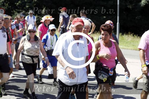 Wijchen 20 juli 2017
Willibrorf Frequin loopt de 100e vierdaagse van Nijmegen. Zijn vriendin Gesina stond naast de kant met drank en hapjes. Willibrord moest met veel fans op de foto. dag 2