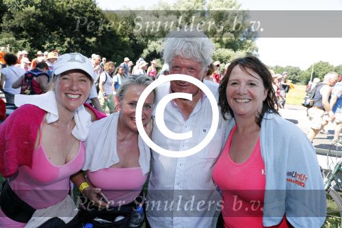Wijchen 20 juli 2017
Willibrorf Frequin loopt de 100e vierdaagse van Nijmegen. Zijn vriendin Gesina stond naast de kant met drank en hapjes. Willibrord moest met veel fans op de foto. dag 2