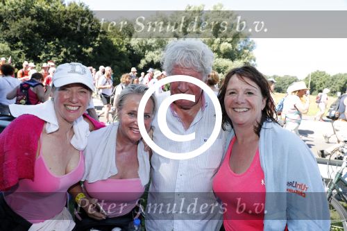 Wijchen 20 juli 2017
Willibrorf Frequin loopt de 100e vierdaagse van Nijmegen. Zijn vriendin Gesina stond naast de kant met drank en hapjes. Willibrord moest met veel fans op de foto. dag 2