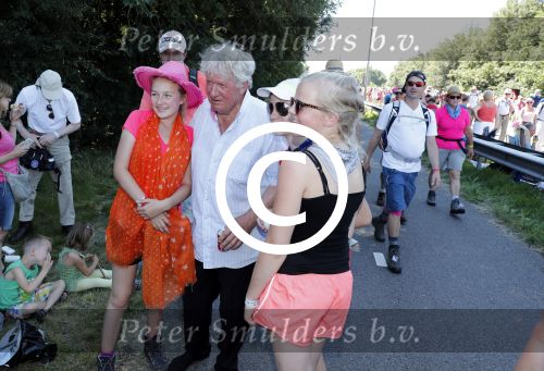 Wijchen 20 juli 2017
Willibrorf Frequin loopt de 100e vierdaagse van Nijmegen. Zijn vriendin Gesina stond naast de kant met drank en hapjes. Willibrord moest met veel fans op de foto. dag 2
