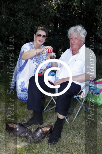 Wijchen 20 juli 2017
Willibrorf Frequin loopt de 100e vierdaagse van Nijmegen. Zijn vriendin Gesina stond naast de kant met drank en hapjes. Willibrord moest met veel fans op de foto. dag 2