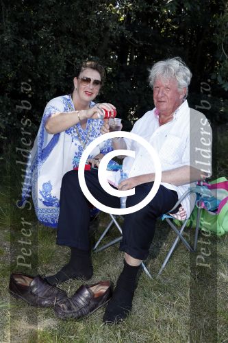 Wijchen 20 juli 2017
Willibrorf Frequin loopt de 100e vierdaagse van Nijmegen. Zijn vriendin Gesina stond naast de kant met drank en hapjes. Willibrord moest met veel fans op de foto. dag 2