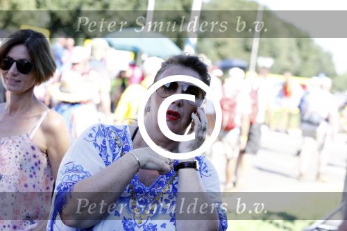 Wijchen 20 juli 2017
Willibrorf Frequin loopt de 100e vierdaagse van Nijmegen. Zijn vriendin Gesina stond naast de kant met drank en hapjes. Willibrord moest met veel fans op de foto. dag 2