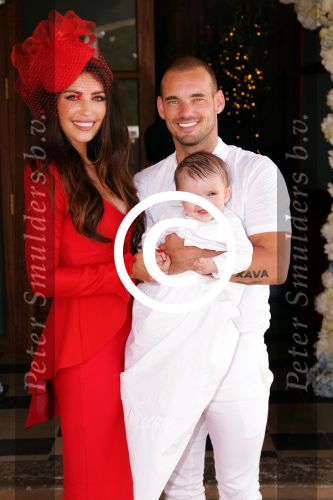 ibiza 2 juli 2016
Doop Xess Xava in dezelfde kerk waar Yolanthe vroeger gedoopt is.
Wesley Sneijder Yolanthe  haar zussen en de moeders zijn natuurlijk aanwezig.