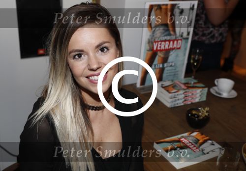 Amsterdam 6 juli 2016
Presentatie nieuwe boek van Liza Sips ( Verraad) bij boekhandel Scheltema.
Vriend Ralph Manheim en zoontje Jonathan. Yvonne Coldeweijer