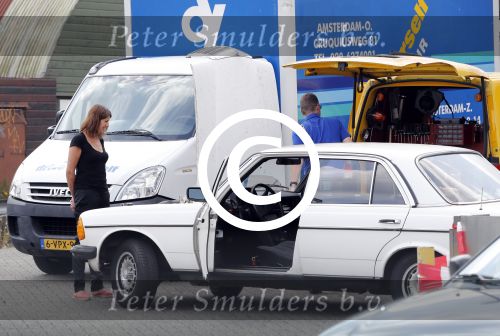 Amsterdam 15 juli 2016
Isa Hoes heeft problemen met haar auto/mercedes en wordt geholpen door de ANWB
