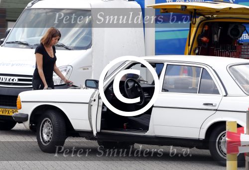 Amsterdam 15 juli 2016
Isa Hoes heeft problemen met haar auto/mercedes en wordt geholpen door de ANWB