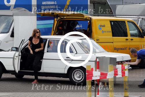 Amsterdam 15 juli 2016
Isa Hoes heeft problemen met haar auto/mercedes en wordt geholpen door de ANWB