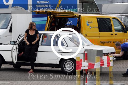 Amsterdam 15 juli 2016
Isa Hoes heeft problemen met haar auto/mercedes en wordt geholpen door de ANWB