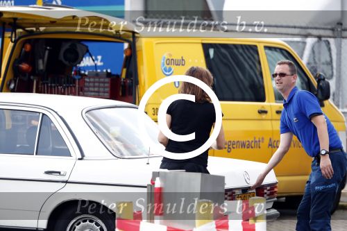Amsterdam 15 juli 2016
Isa Hoes heeft problemen met haar auto/mercedes en wordt geholpen door de ANWB